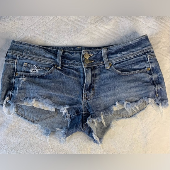AMERICAN EAGLE SHORTS WOMENS 6 BLUE CUT OFF DENIM MID RISE Festival Beach - Picture 9 of 9
